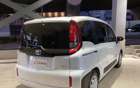 Toyota Sienta, 2022 год, 1 075 000 рублей, 4 фотография