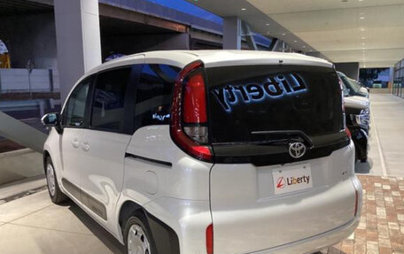 Toyota Sienta, 2022 год, 1 075 000 рублей, 6 фотография