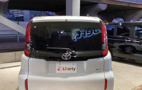 Toyota Sienta, 2022 год, 1 075 000 рублей, 5 фотография