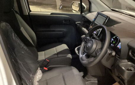 Toyota Sienta, 2022 год, 1 075 000 рублей, 8 фотография