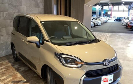 Toyota Sienta, 2022 год, 1 075 000 рублей, 3 фотография