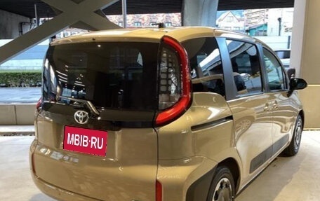 Toyota Sienta, 2022 год, 1 075 000 рублей, 4 фотография