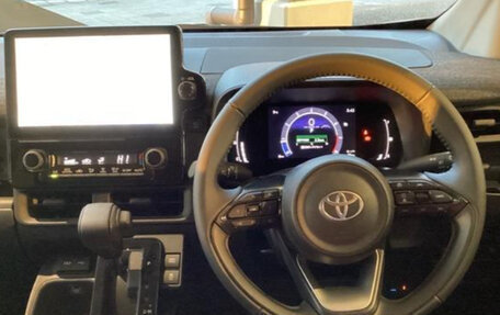 Toyota Sienta, 2022 год, 1 075 000 рублей, 7 фотография
