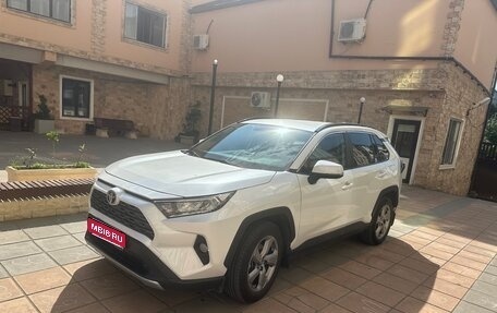 Toyota RAV4, 2021 год, 3 200 000 рублей, 1 фотография