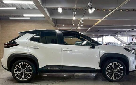 Toyota Yaris Cross, 2022 год, 1 135 000 рублей, 3 фотография