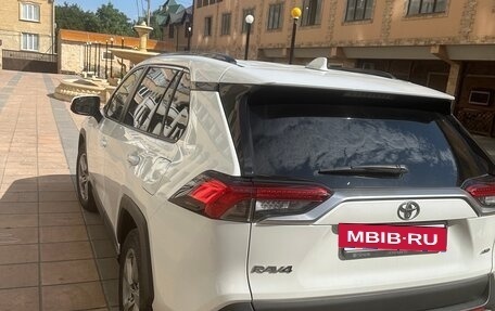 Toyota RAV4, 2021 год, 3 200 000 рублей, 6 фотография