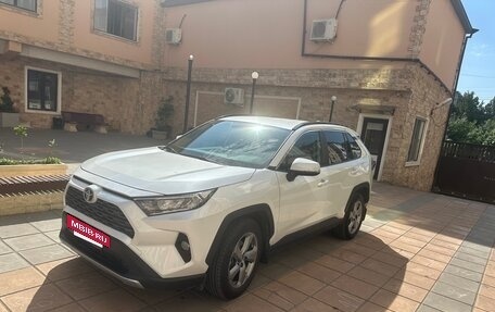 Toyota RAV4, 2021 год, 3 200 000 рублей, 2 фотография