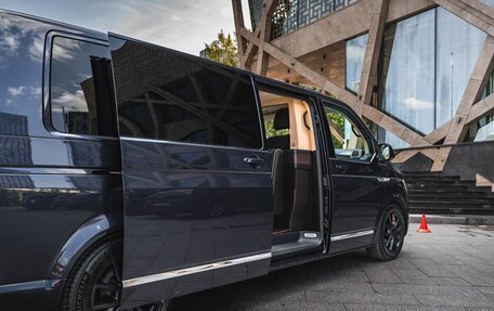 Volkswagen Multivan T6 рестайлинг, 2017 год, 8 250 000 рублей, 10 фотография