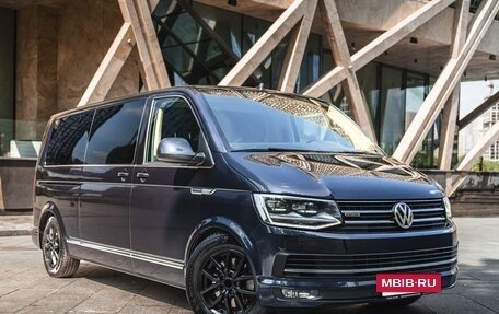 Volkswagen Multivan T6 рестайлинг, 2017 год, 8 250 000 рублей, 2 фотография