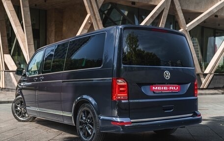 Volkswagen Multivan T6 рестайлинг, 2017 год, 8 250 000 рублей, 5 фотография