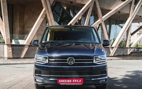 Volkswagen Multivan T6 рестайлинг, 2017 год, 8 250 000 рублей, 3 фотография