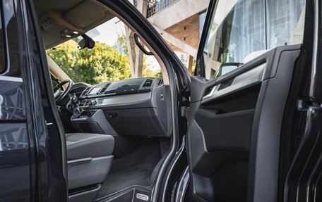 Volkswagen Multivan T6 рестайлинг, 2017 год, 8 250 000 рублей, 11 фотография