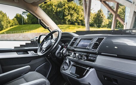 Volkswagen Multivan T6 рестайлинг, 2017 год, 8 250 000 рублей, 13 фотография