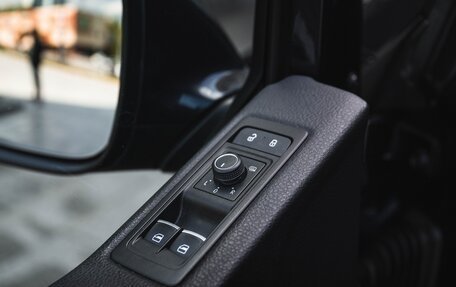 Volkswagen Multivan T6 рестайлинг, 2017 год, 8 250 000 рублей, 22 фотография