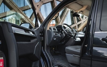 Volkswagen Multivan T6 рестайлинг, 2017 год, 8 250 000 рублей, 14 фотография