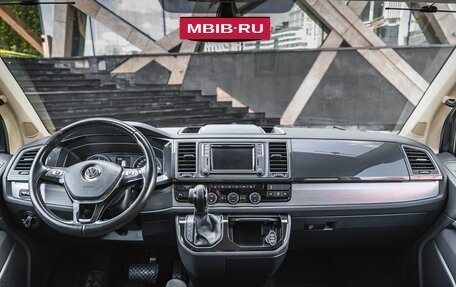Volkswagen Multivan T6 рестайлинг, 2017 год, 8 250 000 рублей, 15 фотография