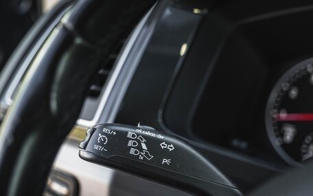 Volkswagen Multivan T6 рестайлинг, 2017 год, 8 250 000 рублей, 27 фотография