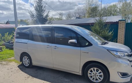 Toyota Noah III, 2018 год, 2 350 000 рублей, 4 фотография