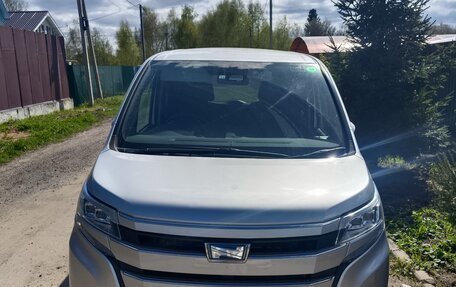 Toyota Noah III, 2018 год, 2 350 000 рублей, 2 фотография