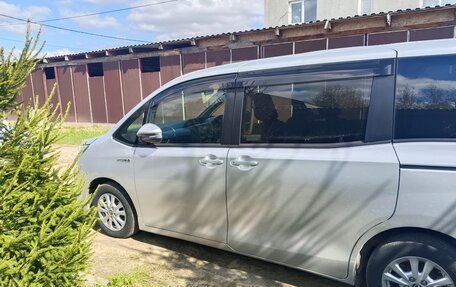 Toyota Noah III, 2018 год, 2 350 000 рублей, 9 фотография