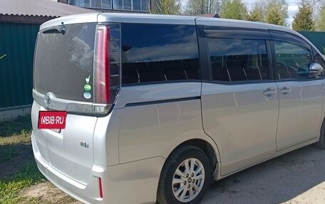 Toyota Noah III, 2018 год, 2 350 000 рублей, 6 фотография