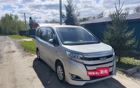 Toyota Noah III, 2018 год, 2 350 000 рублей, 3 фотография
