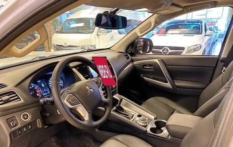 Mitsubishi Pajero Sport III рестайлинг, 2022 год, 2 700 000 рублей, 12 фотография