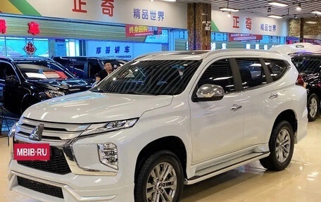 Mitsubishi Pajero Sport III рестайлинг, 2022 год, 2 700 000 рублей, 3 фотография