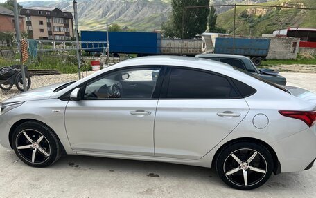Hyundai Solaris II рестайлинг, 2017 год, 950 000 рублей, 3 фотография