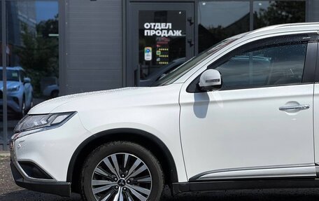 Mitsubishi Outlander III рестайлинг 3, 2019 год, 2 350 000 рублей, 8 фотография