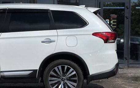 Mitsubishi Outlander III рестайлинг 3, 2019 год, 2 350 000 рублей, 9 фотография