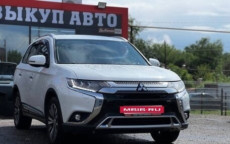 Mitsubishi Outlander III рестайлинг 3, 2019 год, 2 350 000 рублей, 3 фотография