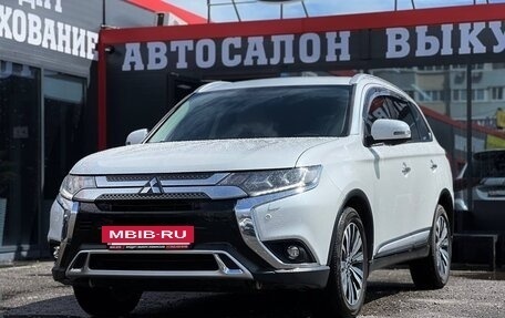 Mitsubishi Outlander III рестайлинг 3, 2019 год, 2 350 000 рублей, 6 фотография