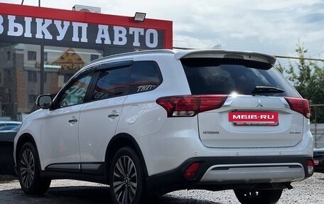 Mitsubishi Outlander III рестайлинг 3, 2019 год, 2 350 000 рублей, 11 фотография