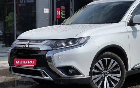 Mitsubishi Outlander III рестайлинг 3, 2019 год, 2 350 000 рублей, 7 фотография