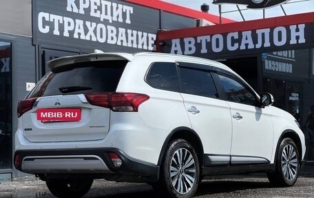 Mitsubishi Outlander III рестайлинг 3, 2019 год, 2 350 000 рублей, 15 фотография