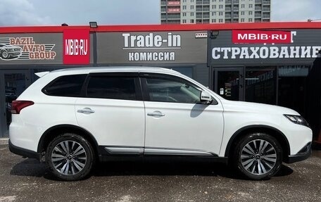 Mitsubishi Outlander III рестайлинг 3, 2019 год, 2 350 000 рублей, 16 фотография
