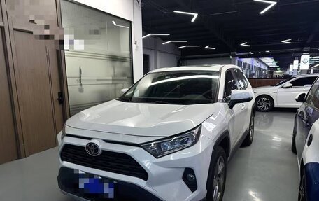 Toyota RAV4, 2021 год, 2 232 000 рублей, 1 фотография