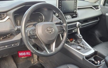 Toyota RAV4, 2021 год, 2 600 000 рублей, 6 фотография