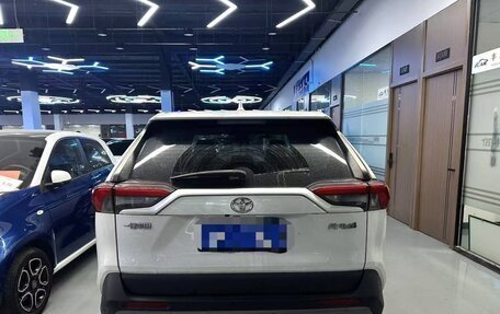 Toyota RAV4, 2021 год, 2 232 000 рублей, 4 фотография