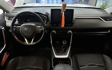 Toyota RAV4, 2021 год, 2 232 000 рублей, 6 фотография
