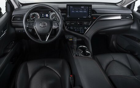 Toyota Camry, 2021 год, 3 380 000 рублей, 10 фотография