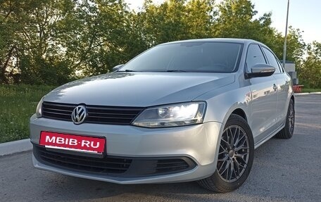 Volkswagen Jetta VI, 2013 год, 1 250 000 рублей, 2 фотография