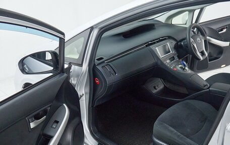 Toyota Prius, 2015 год, 1 265 000 рублей, 10 фотография