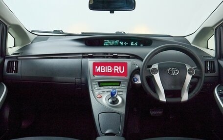 Toyota Prius, 2015 год, 1 265 000 рублей, 9 фотография