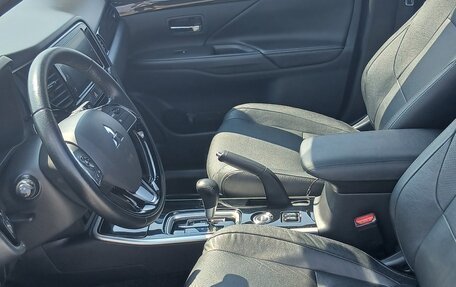 Mitsubishi Outlander III рестайлинг 3, 2018 год, 2 100 000 рублей, 4 фотография