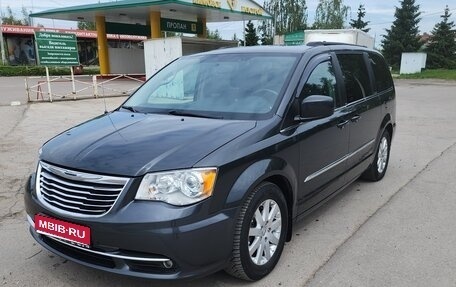 Chrysler Town & Country V рестайлинг, 2012 год, 1 900 000 рублей, 1 фотография