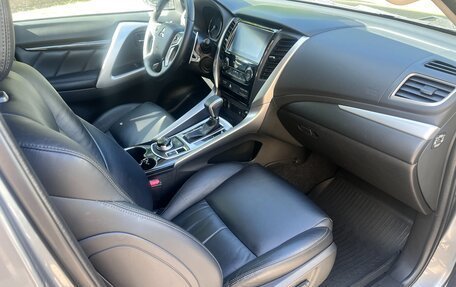 Mitsubishi Pajero Sport III рестайлинг, 2017 год, 3 850 000 рублей, 6 фотография