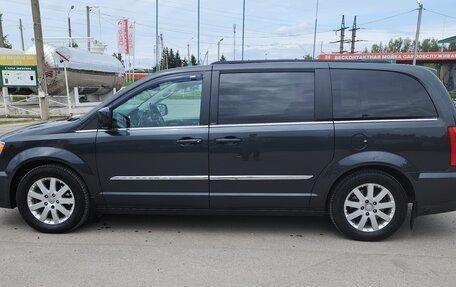 Chrysler Town & Country V рестайлинг, 2012 год, 1 900 000 рублей, 2 фотография