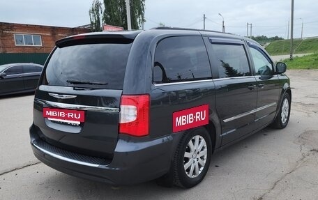 Chrysler Town & Country V рестайлинг, 2012 год, 1 900 000 рублей, 5 фотография